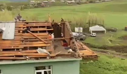 Muş’ta fırtına evlerin çatılarını uçurdu