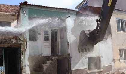 Nazilli’de metruk binalar yıkılıyor