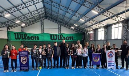 Okullar teniste yarıştı