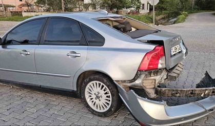 Park halindeki araca çarpan otomobilin sürücüsü yaralandı