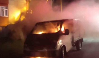 Samsun’da park halindeki kamyonet yandı