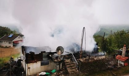 Sinop’ta ahşap ev yanarak kullanılamaz hale geldi