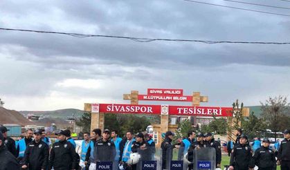 Sivasspor taraftarından tesislerin önünde protesto