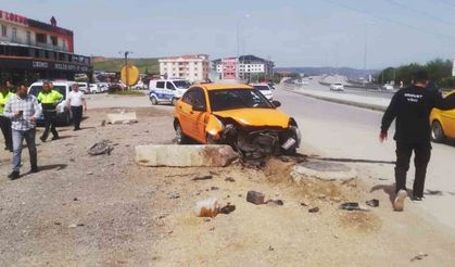 Ticari taksinin kaza anı kamerada: 2 yaralı