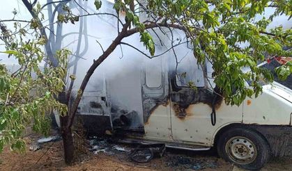 Tuşba’da park halindeki minibüs yandı