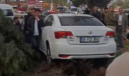 Van’da kontrolden çıkan araç ağaca çarptı: 2 yaralı