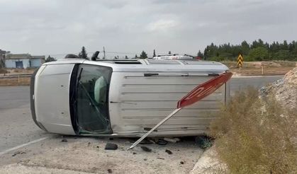 Viraja hızlı giren aracı ’DUR’ tabelası durdurdu