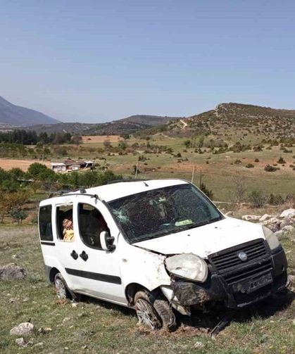 Bilecik’te kontrolden çıkan otomobil şarampole yuvarlandı: 2 yaralı
