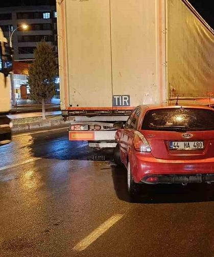 Malatya’da otomobil ile tır çarpıştı: 3 yaralı