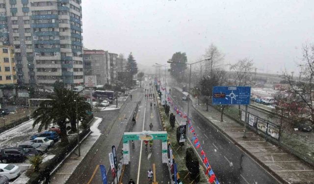 45. Uluslararası Trabzon Yarı Maratonu, yoğun kar yağışının altında koşuldu