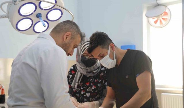 5 bacaklı dünyaya gelen kuzunun bir ayağı başarılı bir ameliyat ile alındı