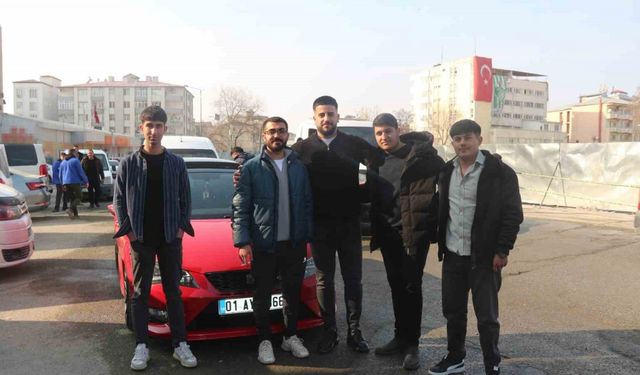 Abartı egzozdan ceza yedikleri aracın önünde hatıra fotoğrafı çektirdiler