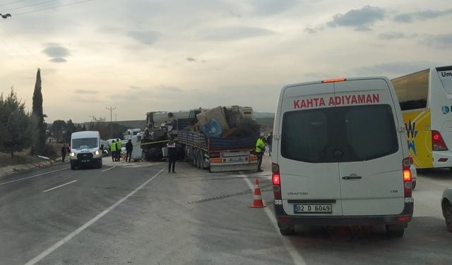 Adıyaman’da tır ile vinç çarpıştı: 2 yaralı