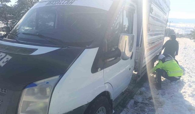 Akdağmadeni’nde mahsur kalan araç kurtarıldı