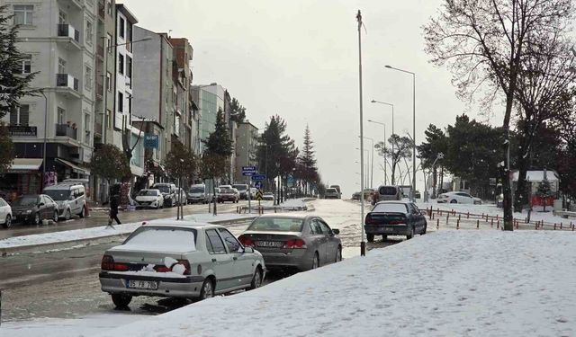 Amasya’da kar yağışı 33 köy yolunu kapattı, Hamamözü’de eğitime 1 gün ara verildi