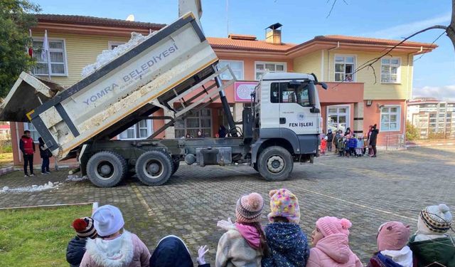 Anaokulu öğrencileri için kamyonla kar getirdiler