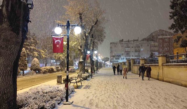 Beyaza bürünen şehirde vatandaşlar karın tadını çıkardı