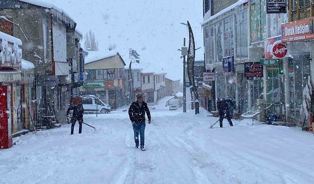 Bingöl’de kar esareti: Araçlar kar yığını altında kaldı