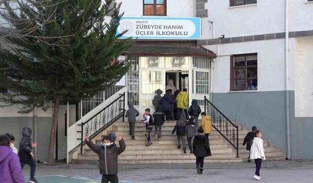 Bütün okul yağan karın altında oynadı, valilik o görüntüleri paylaştı
