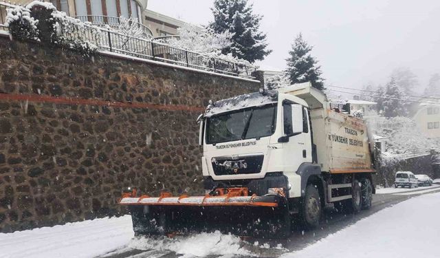 Büyükşehir ekipleri kar mesaisinde