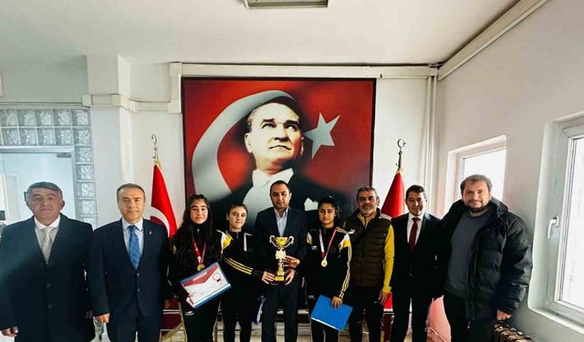 Dart takımı şampiyonlarından Kaymakam Partal’a ziyaret