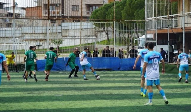 Denizli Emniyet Müdürlüğü halı sahada yoluna devam ediyor