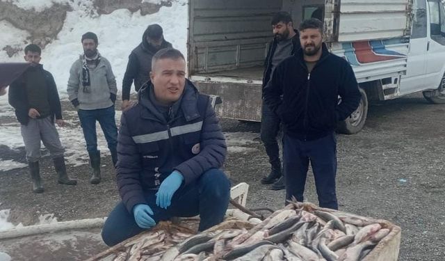 Erçek Gölü’nde kış balıkçılığı devam ediyor