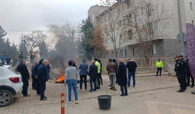 Esnaflar daralan yol için eylem yaptı