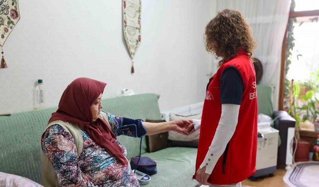 Evde yaşlı bakım hizmeti yüzlerde tebessüm olmayı sürdürüyor