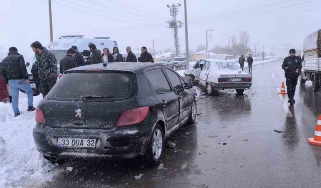 Gevaş’ta İki Otomobil Çarpıştı: 2 Kişi Yaralandı