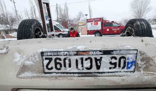 Hastane randevusuna giderken karlı yolda şarampole devrildiler: 3 yaralı