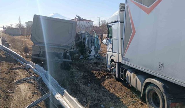 Iğdır’da Hafriyat Kamyonu ile Tır Çarpıştı: Kaza Anı!