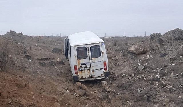 Iğdır’da öğrencileri taşıyan minibüs, şarampole yuvarlandı;  5’i öğrenci, 6 kişi yaralandı
