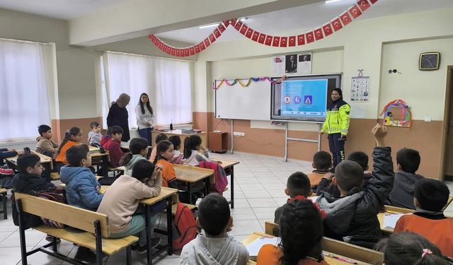 Jandarma ekipleri, öğrencilere trafik eğitimi verdi