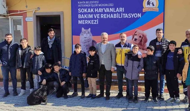 Öğrencilerden Kahta Belediyesi Hayvan Bakım ve Rehabilitasyon Merkezi’ne Anlamlı Ziyaret!