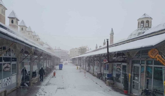 Karapınar’da kar yağışı etkili oldu