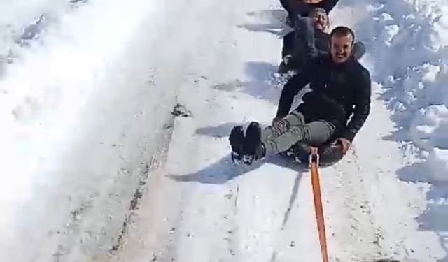Karın keyfini tekerleklerden yaptıkları kızak ile çıkardılar
