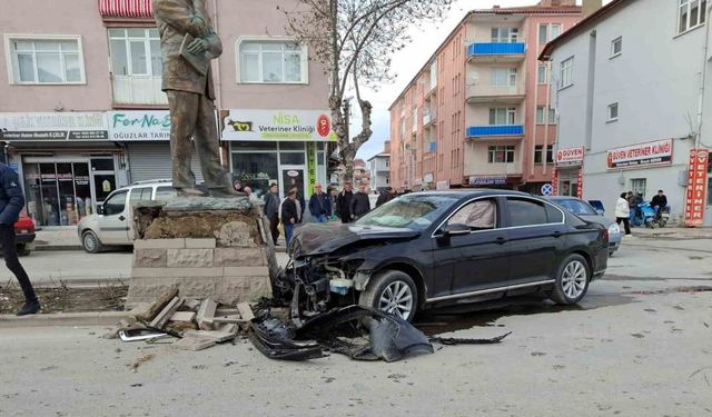 Konya’da kontrolden çıkan otomobil heykele çarptı