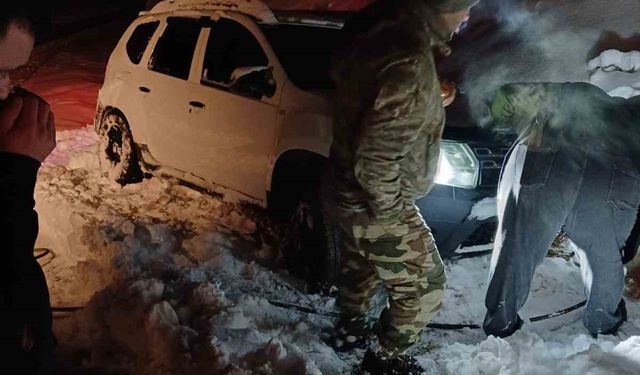 Köy yolunda mahsur kalan aileyi kara yolları ekipleri kurtardı
