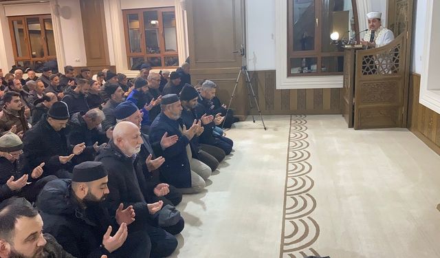 Kulu’da Berat Kandilinde vatandaşlar camileri doldurdu