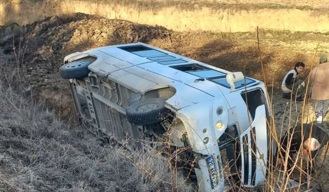 Mermer işçilerini taşıyan işçi servisi tarlaya uçtu; 1 ölü 3 yaralı