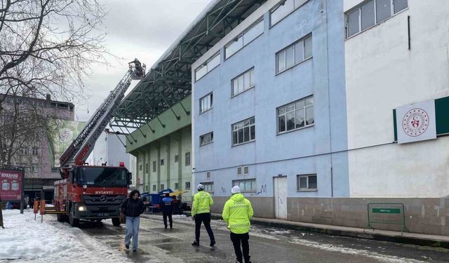 Ordu’da çatılardaki kar kütleleri ve buz sarkıtları temizlendi