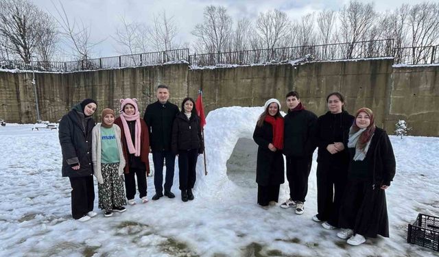 Ordu’da lise öğrencileri kardan ’iglo’ inşa etti