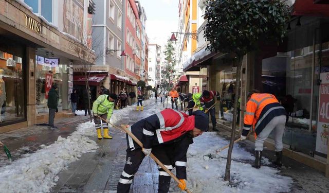 Ordu’nun caddelerinde kar temizliği