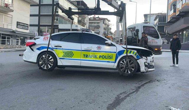 Otomobil ile polis aracı çarpıştı: 1’i çocuk 4 yaralı