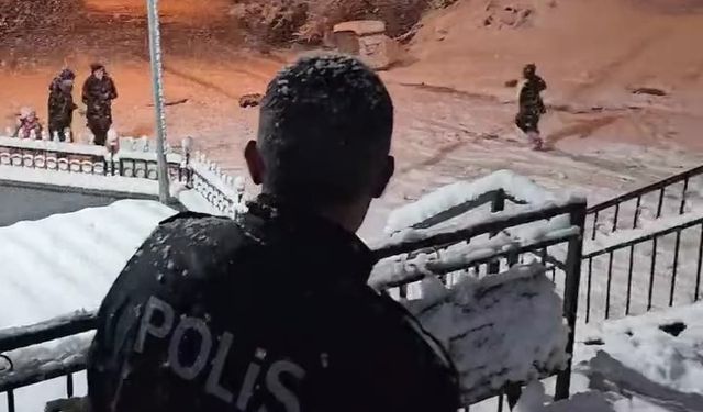 Polis ekiplerinden kışın güzelliğinde sıcak görüntüler