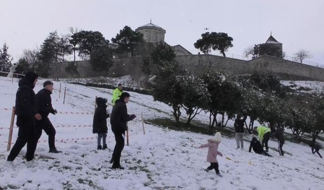 Polis ekiplerinin çocuklarla kar eğlencesi