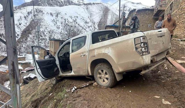 Siirt’te şarampole yuvarlanan araç kurtarıldı