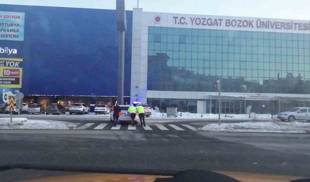Soğuk kış gününde polislerinden iç ısıtan hareket