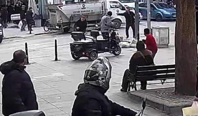 Sokak ortasında tabancayı peş peşe ateşleyerek husumetlisini vurdu